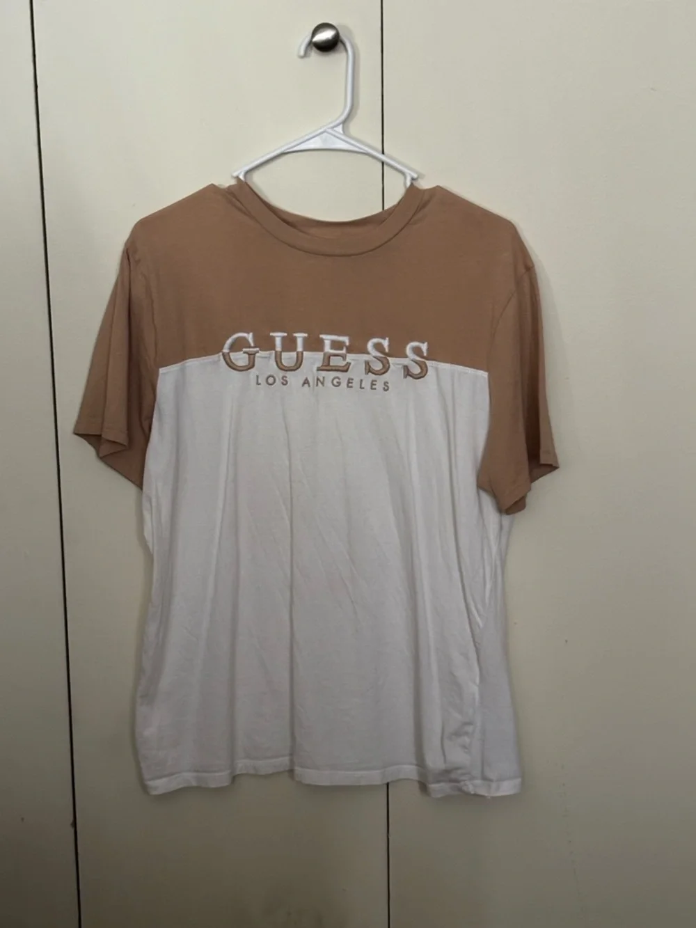 GUESS Two-Tone Tan and White Men’s Short Sleeve Tee - Picture 1 of 2
